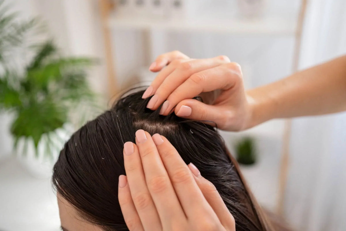 Irritation du cuir chevelu : symptômes, causes et conseils de soins