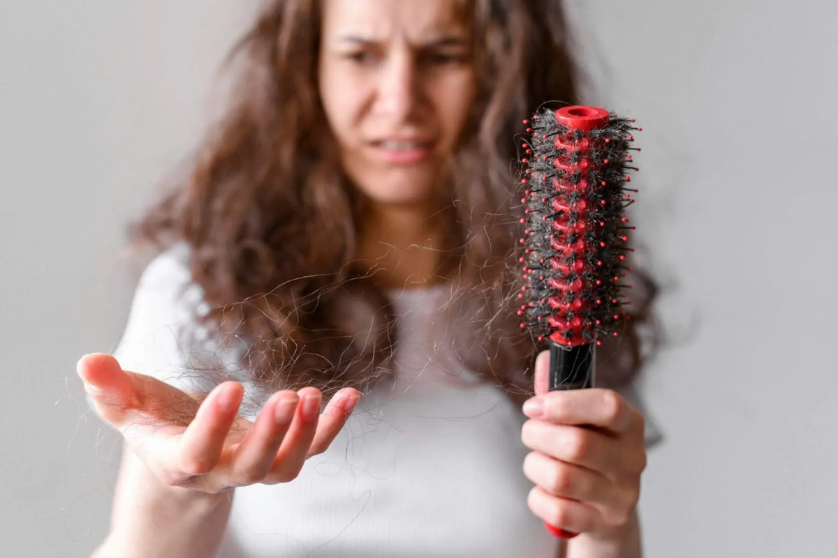 Printemps : comment limiter la chute de cheveux saisonnière et quelle est son origine ?