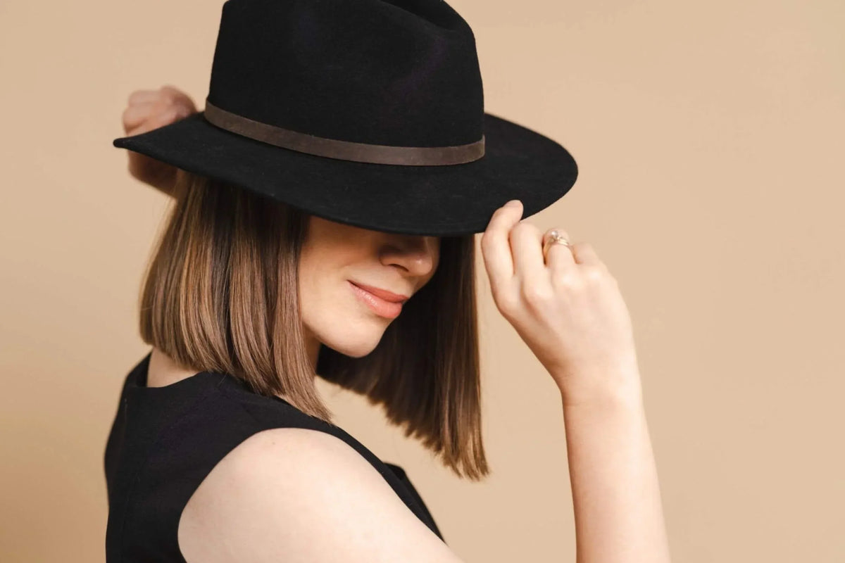 Quelle coiffure avec un chapeau ? 5 idées tendances à tester