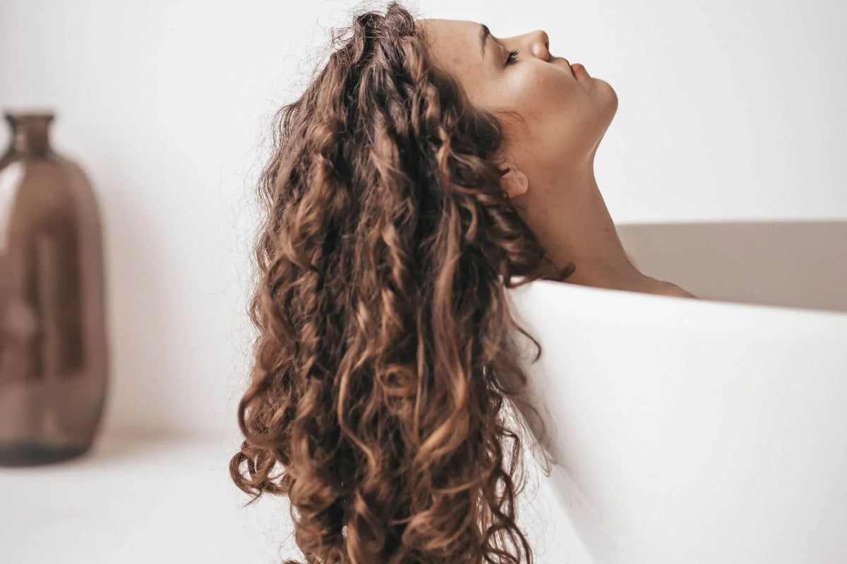 SOS cheveux abîmés : comment réparer ses cheveux après l'été ?