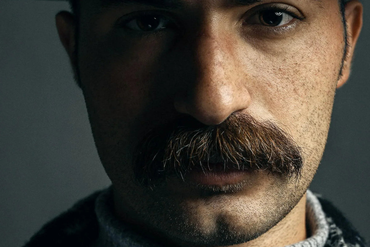 Taille de la moustache : le guide complet pour discipliner ses poils