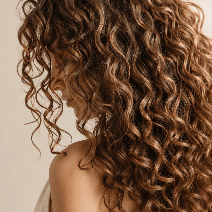 Cheveux bouclés