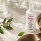 Spray démêlant cheveux longs La Biosthétique diffusant une brume légère près de cheveux brillants