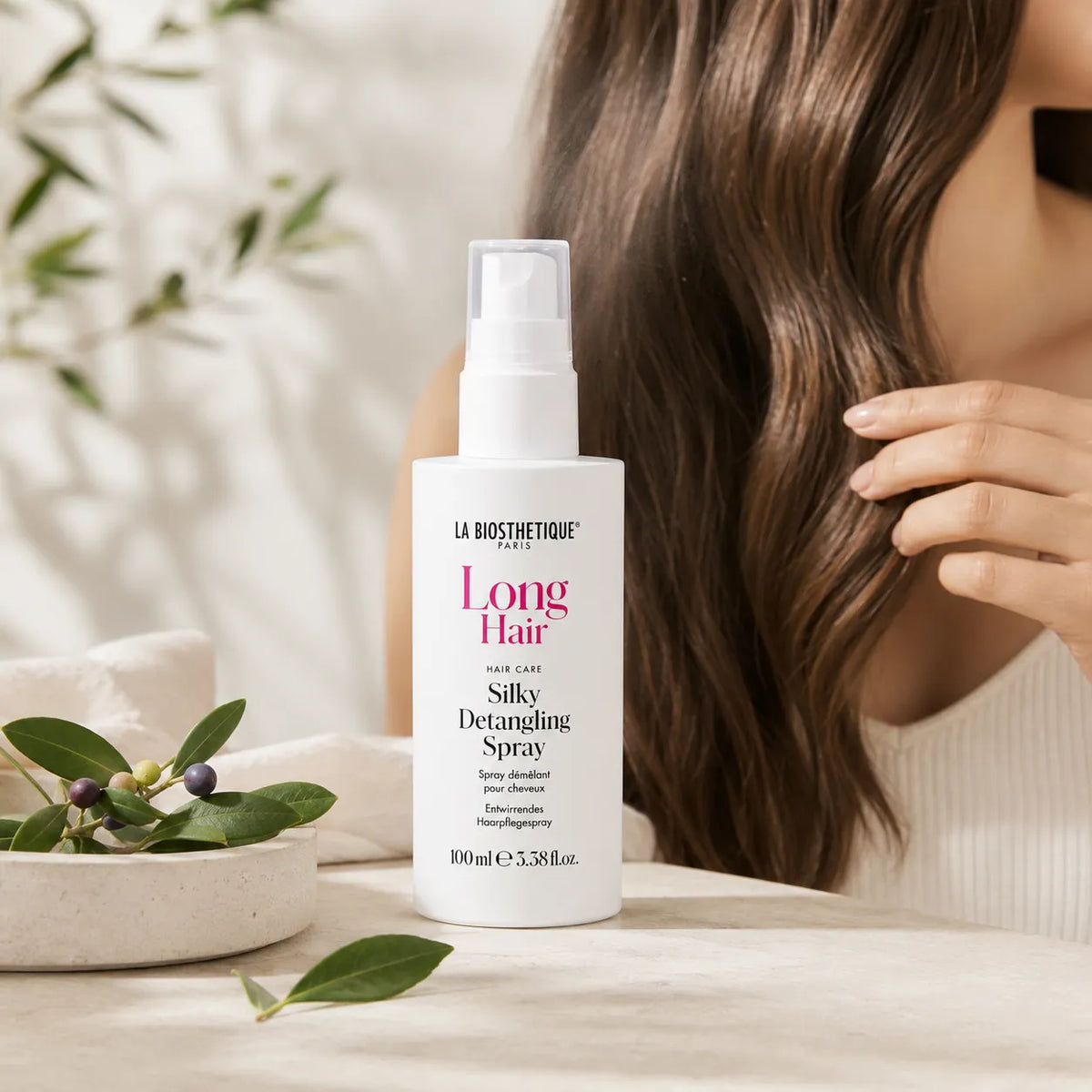 Spray démêlant cheveux longs La Biosthétique devant une chevelure longue, lisse et brillante